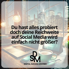 Ein modernes Büro mit einem Laptop, Tablet und einer Kaffeetasse im Vordergrund. Der Text fragt: „Du hast alles probiert, doch deine Reichweite auf Social Media wird einfach nicht größer