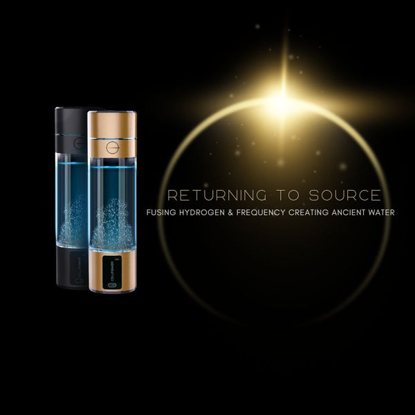 Zwei LumiVitae CellPower Wasserstoffflaschen in Schwarz und Gold vor einem goldenen Lichtkreis, mit dem Slogan 'Returning to Source' und dem Hinweis auf die Fusion von Wasserstoff und Frequenzen zur Erschaffung von ursprünglichem Wasser.