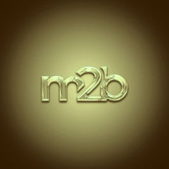Goldenes m2b-Logo mit glänzender 3D-Optik vor einem braunen Hintergrund – Symbol für moderne Finanzbildung und digitales Unternehmertum.